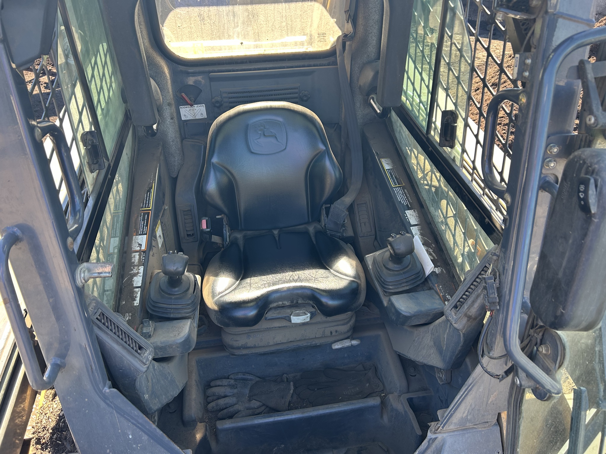 2013 John Deere 332E Image 9