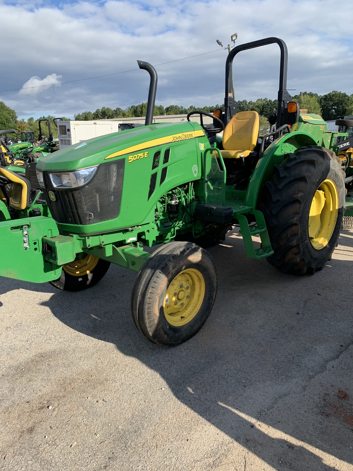 2023 John Deere 5075E Image 1