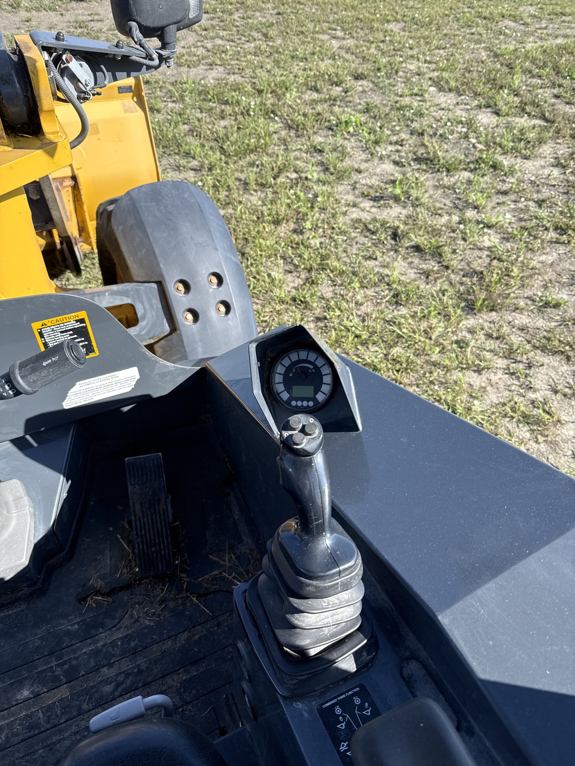 2019 John Deere 304L Image 9
