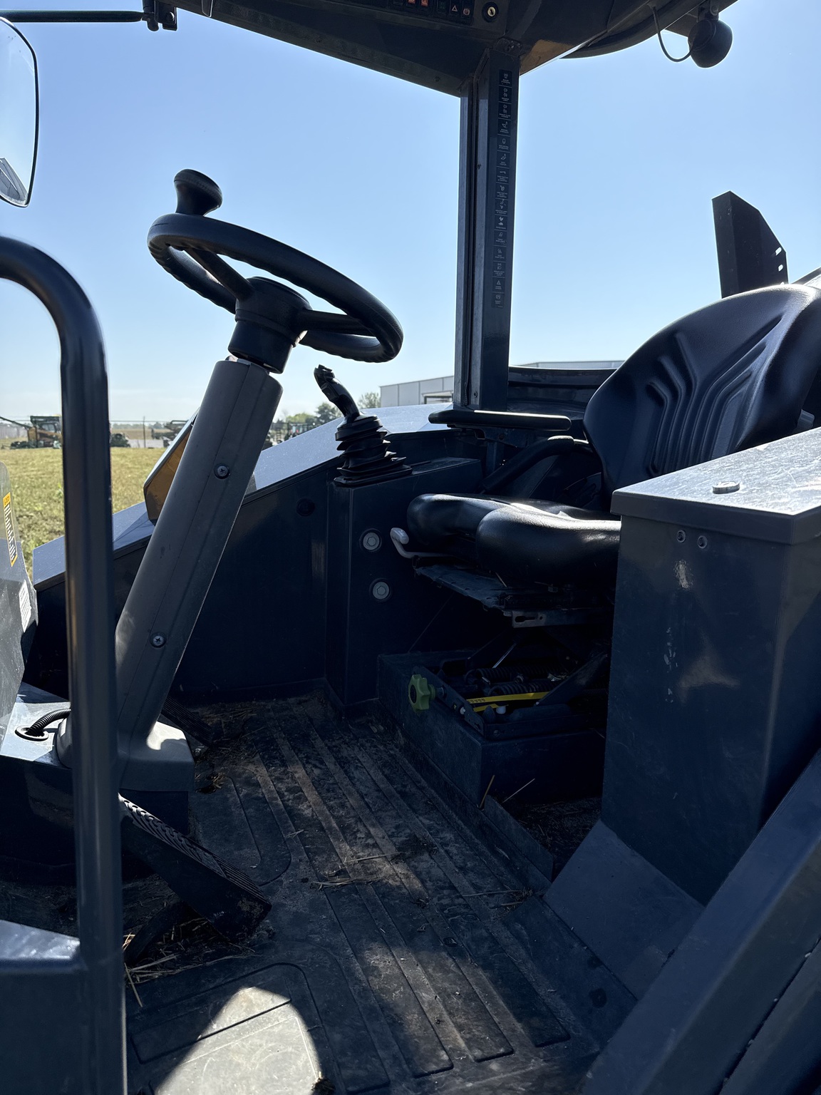 2019 John Deere 304L Image 8