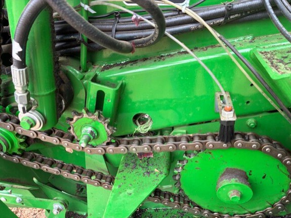 2023 John Deere 560M (13th thumbnail)