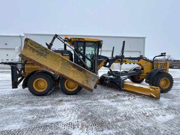 Photo of a 2020 John Deere 772G