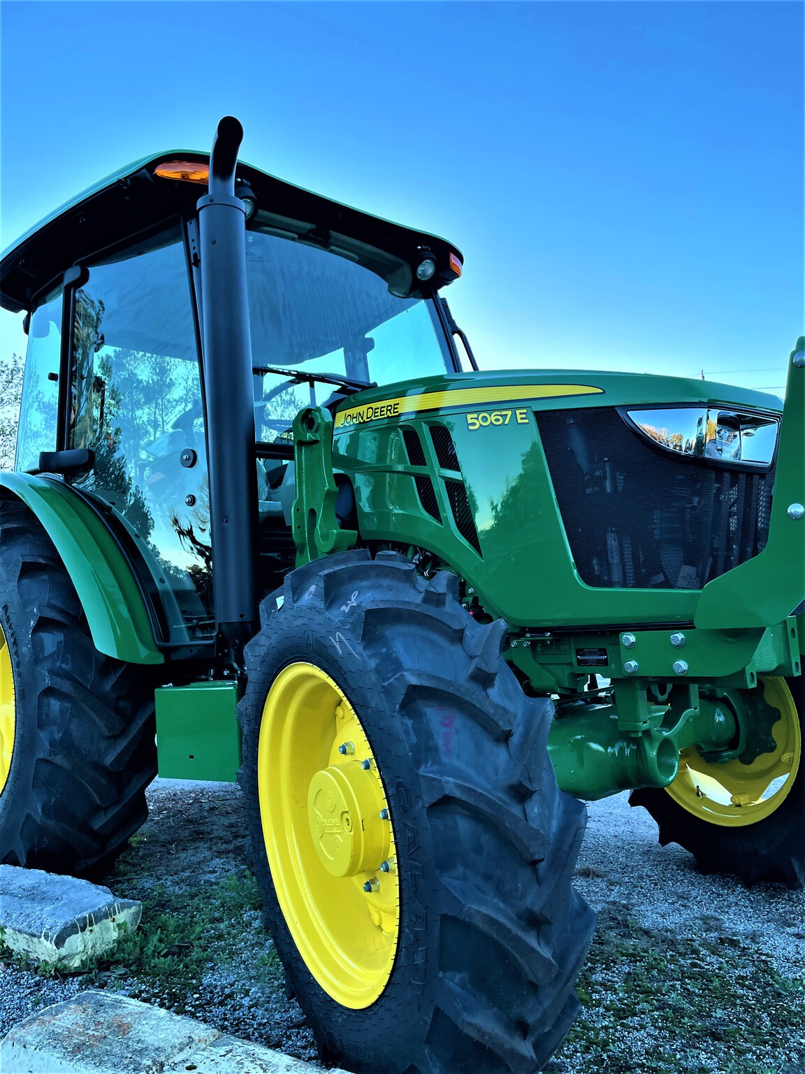 2025 John Deere 5067E Image 1
