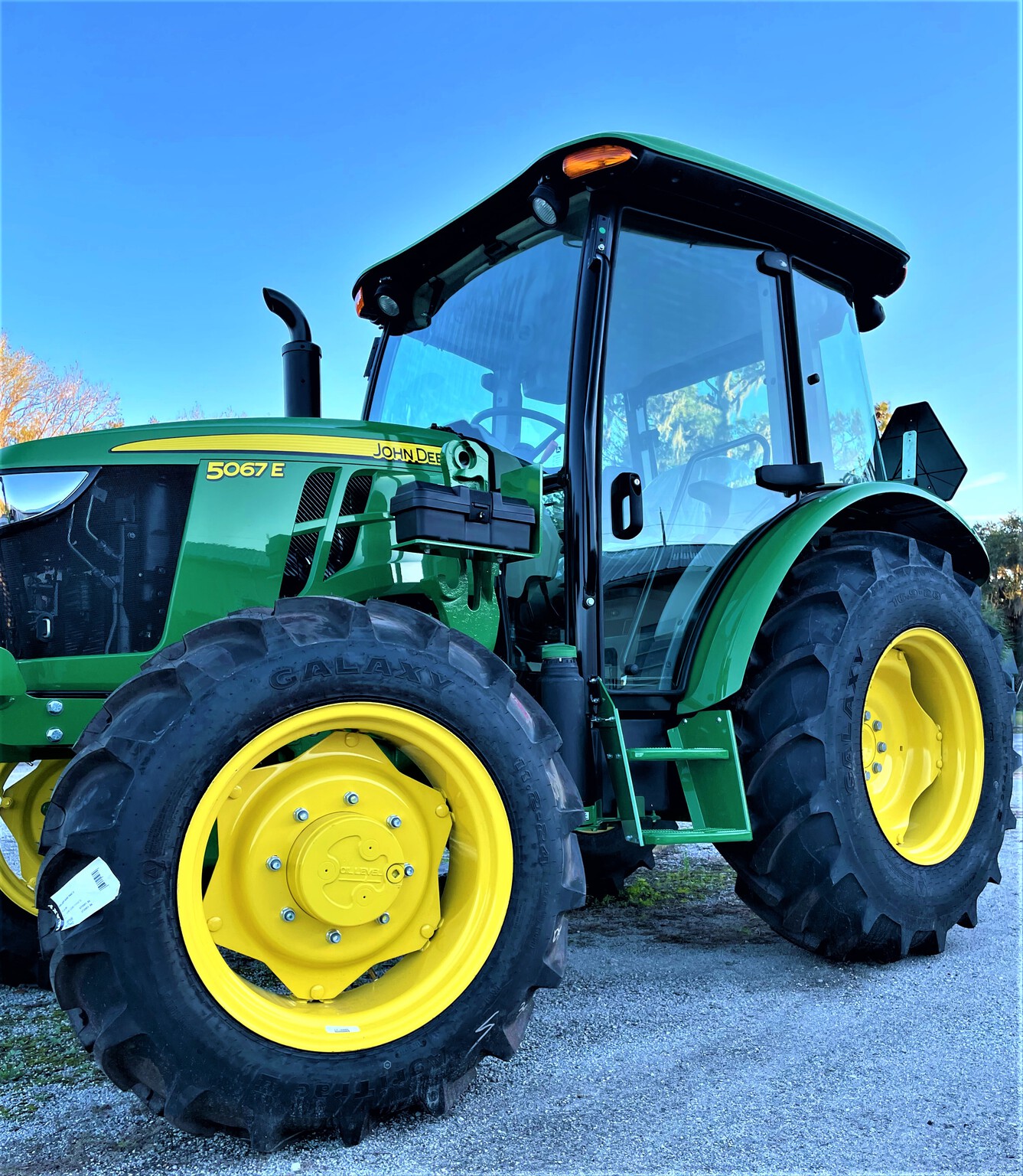 2025 John Deere 5067E Image 4