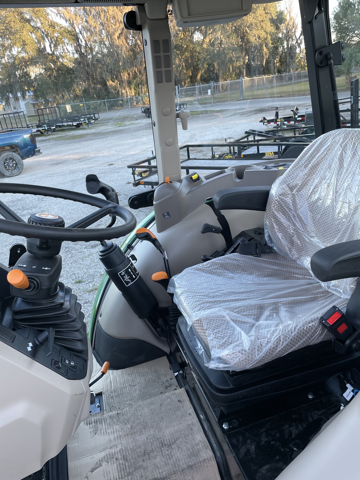 2025 John Deere 5067E Image 5