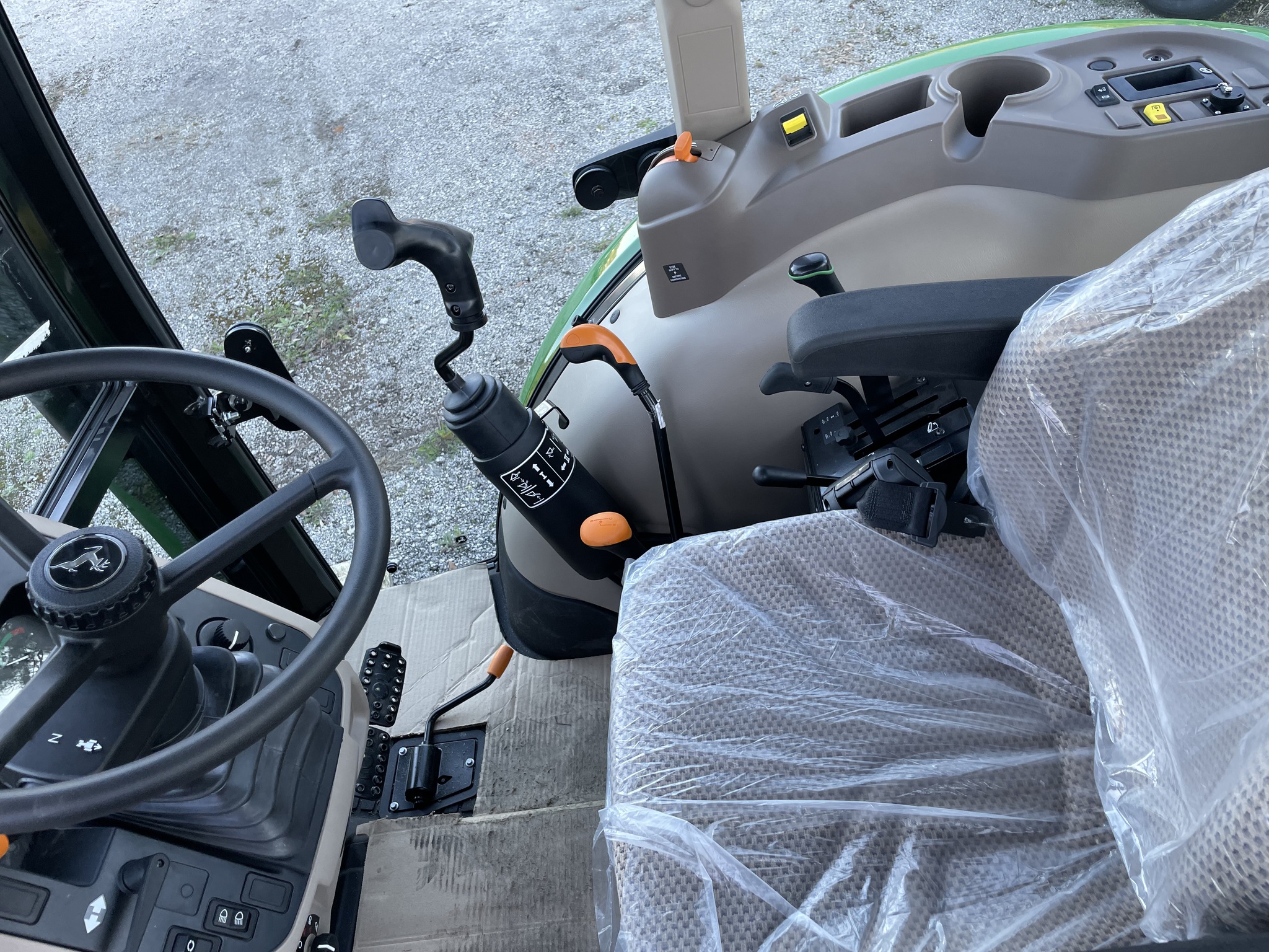 2025 John Deere 5067E Image 6