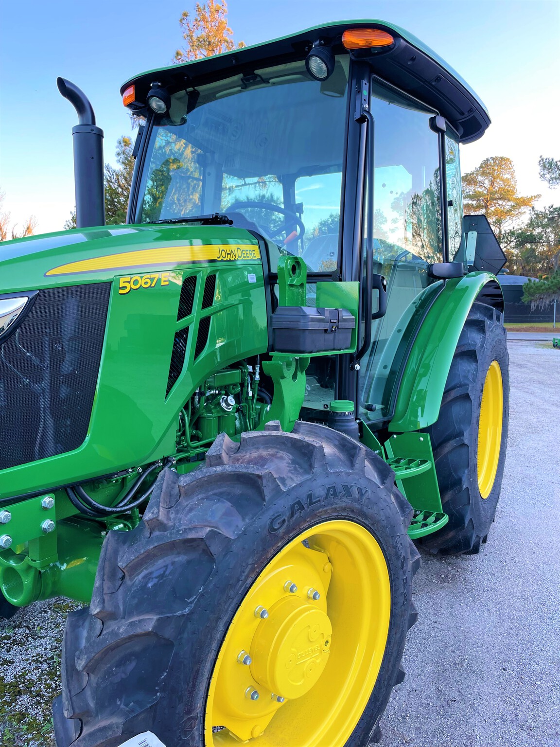 2025 John Deere 5067E Image 8