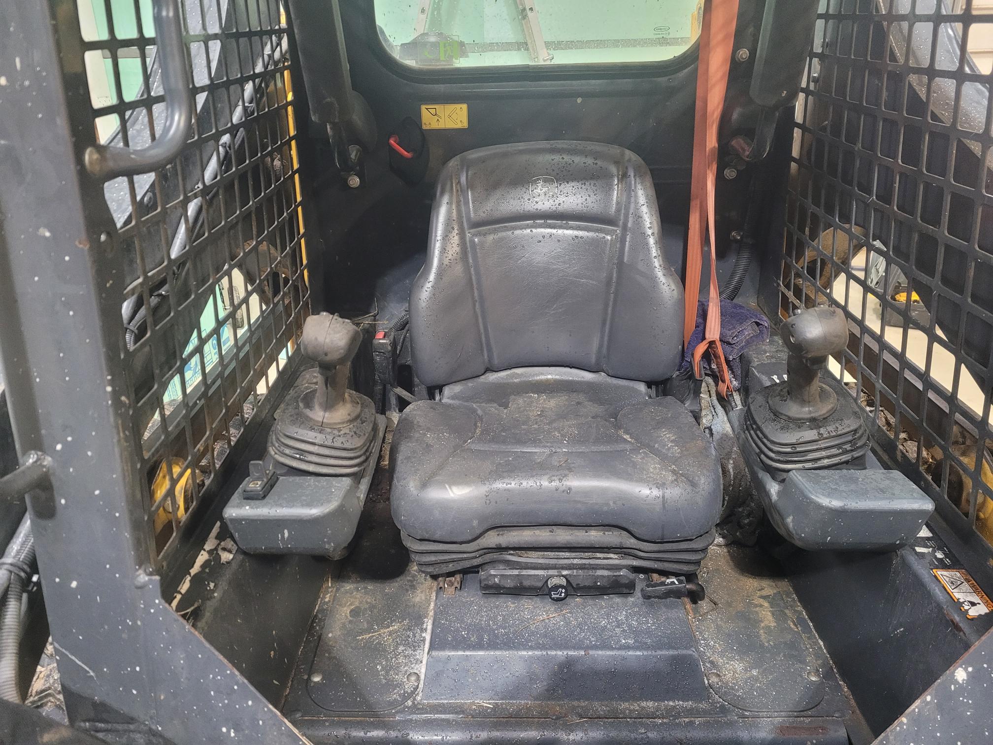 2021 John Deere 317G Image 6