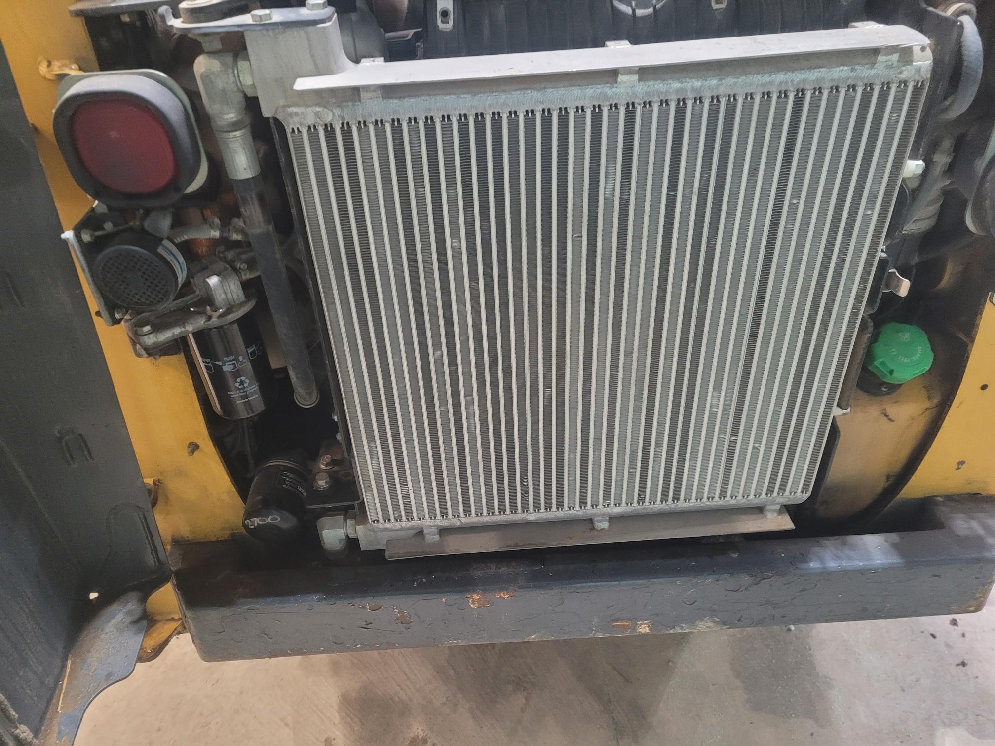 2021 John Deere 317G Image 9