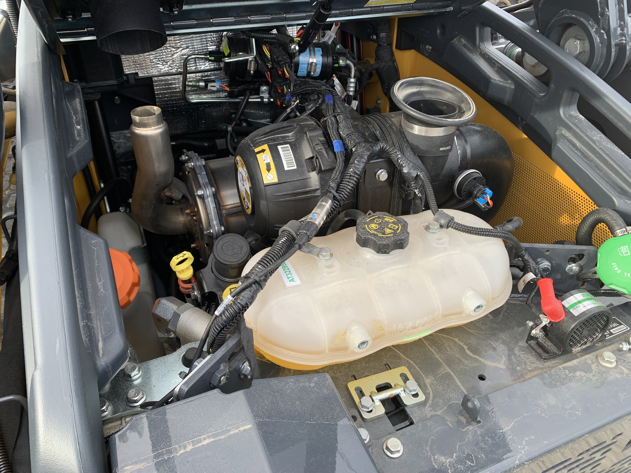 2025 John Deere 320G Image 10