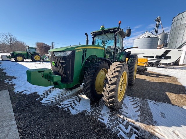 2012 John Deere 8235R Image 3