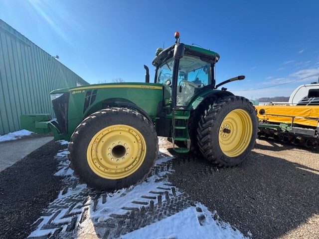 2012 John Deere 8235R Image 4