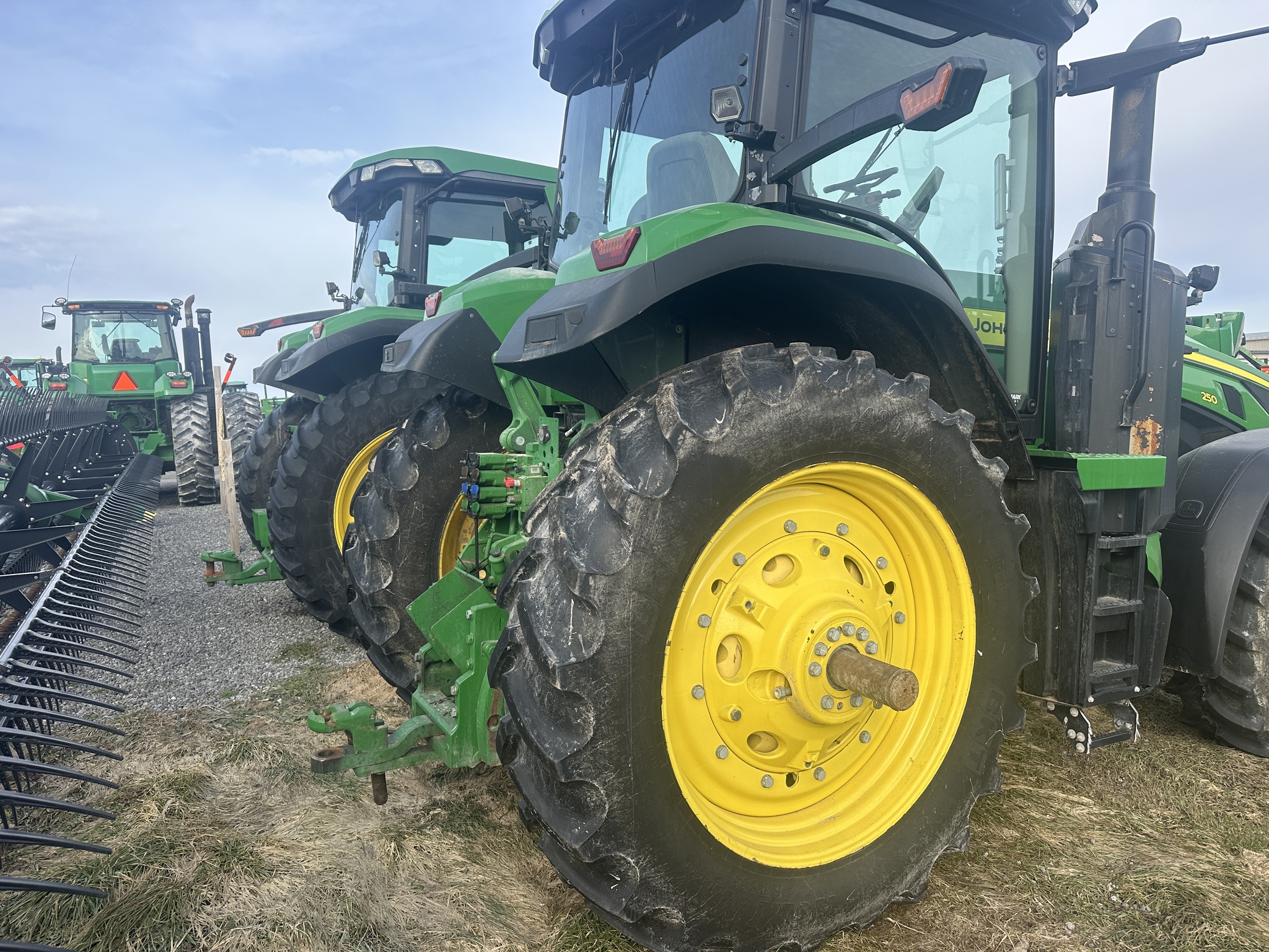 2023 John Deere 8R 250 Image 6