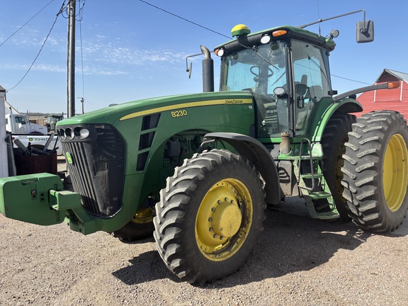  John Deere 8230