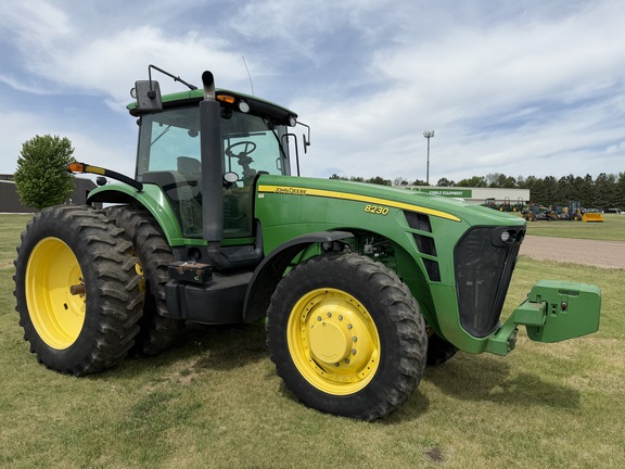  John Deere 8230