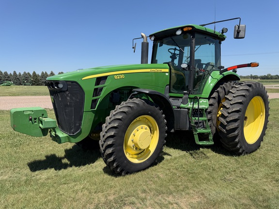  John Deere 8230