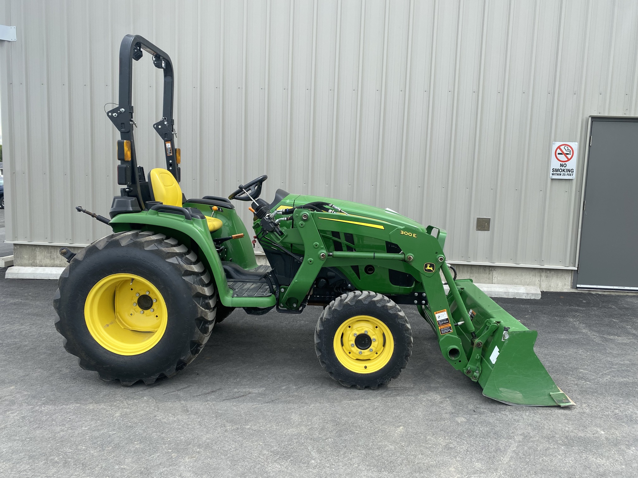 2023 John Deere 3038E Image 3