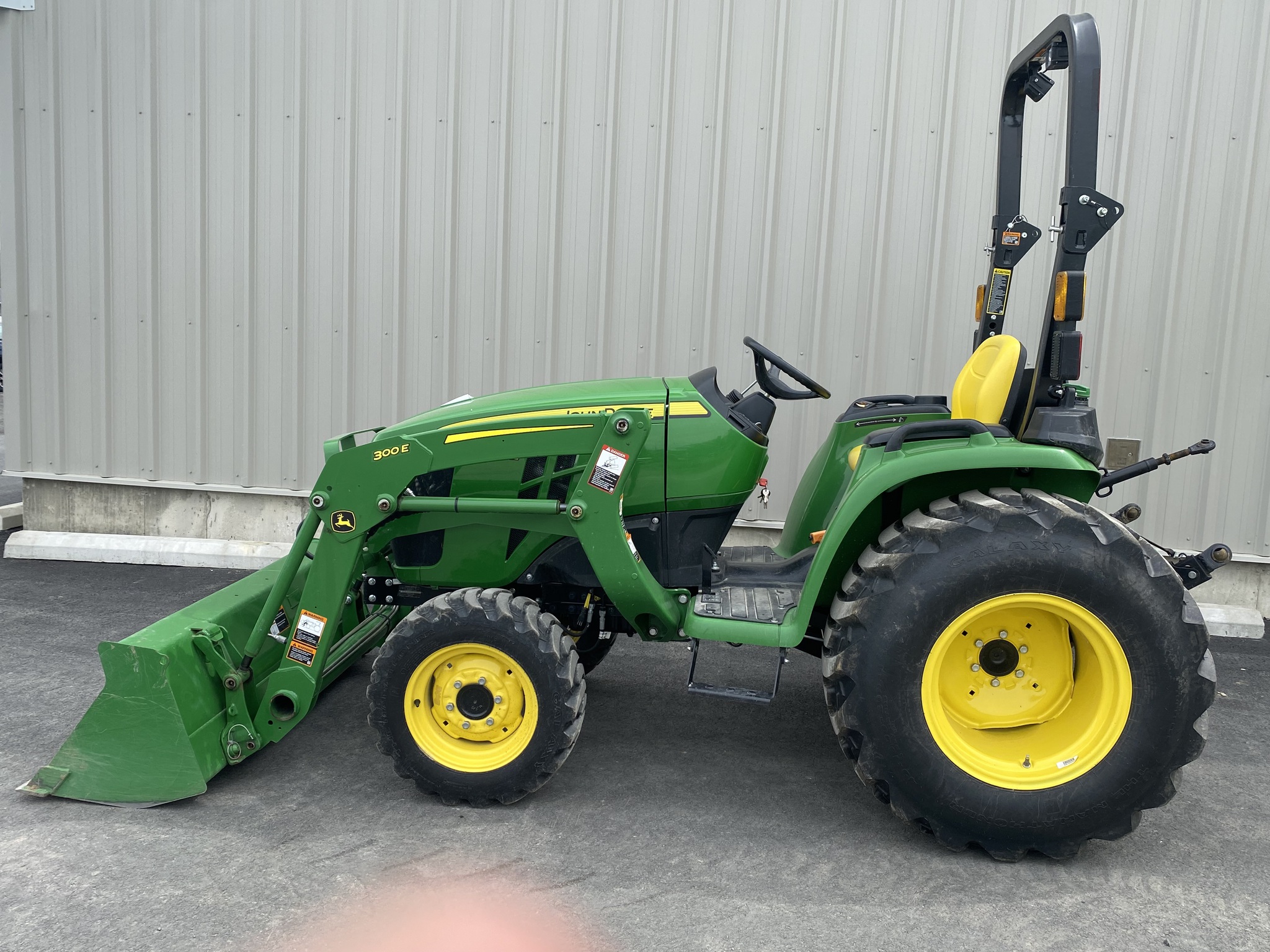 2023 John Deere 3038E Image 2