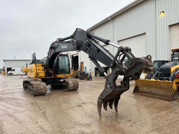 2022 John Deere 210G LC