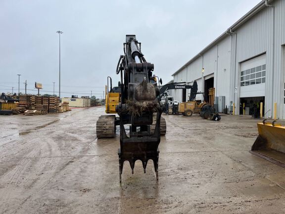 2022 John Deere 210G LC