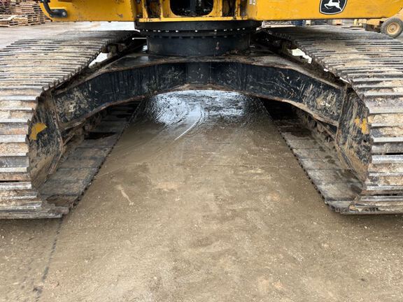 2022 John Deere 210G LC