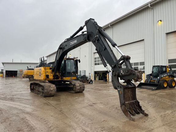 2022 John Deere 210G LC