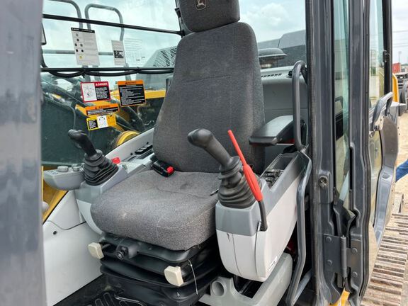 2022 John Deere 210G LC