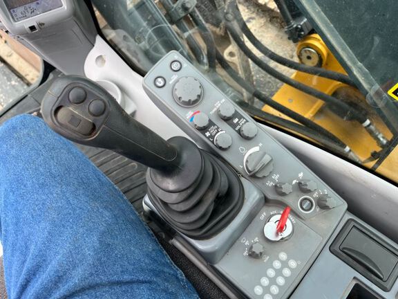 2022 John Deere 210G LC