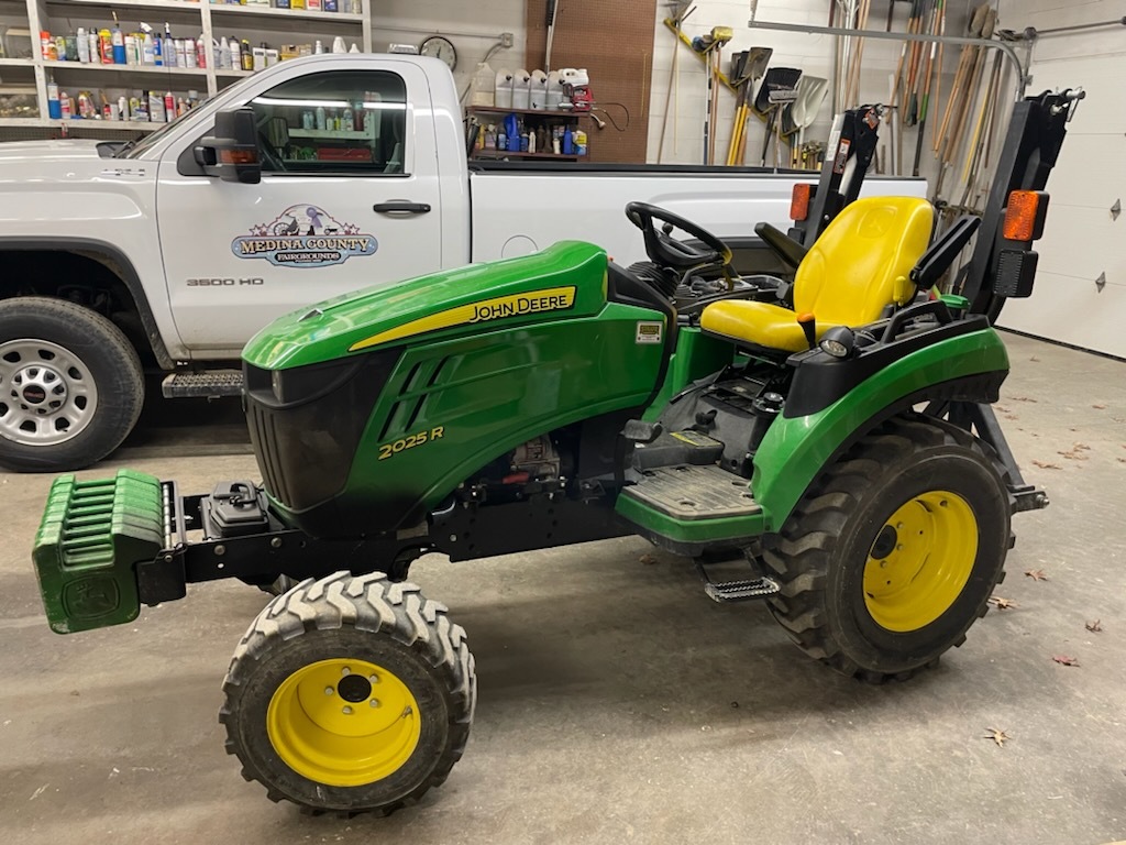 2018 John Deere 2025R Image 2