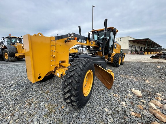 Photo of a 2024 John Deere 672G