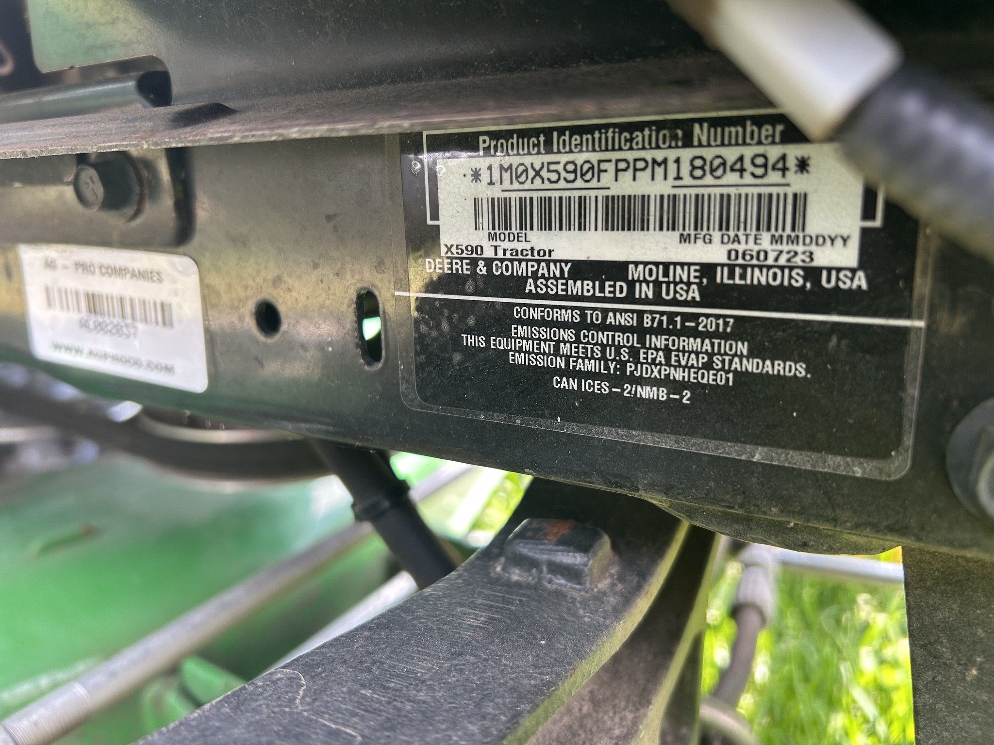 2023 John Deere X590 Image 9