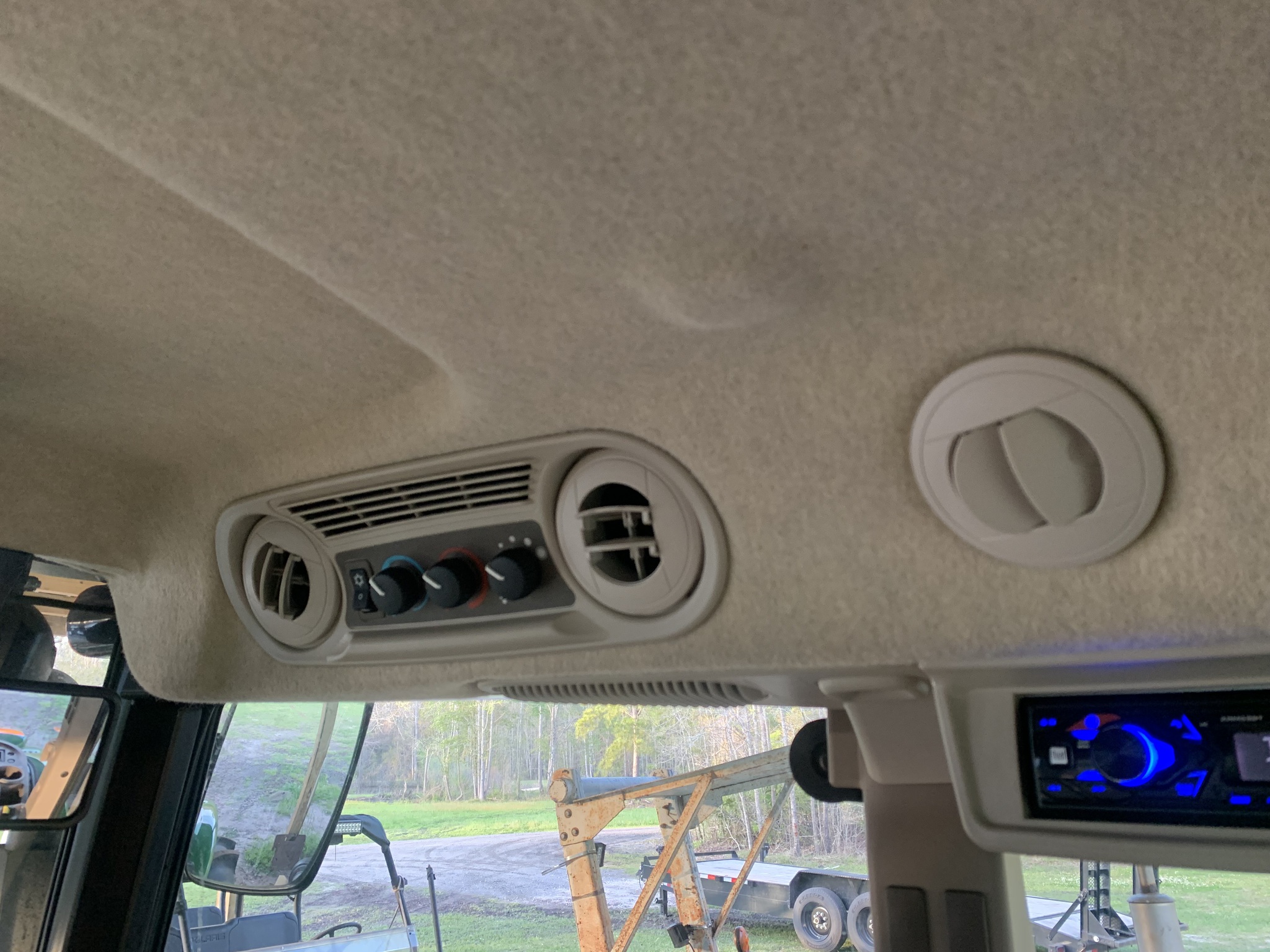 2022 John Deere 5075E Image 10