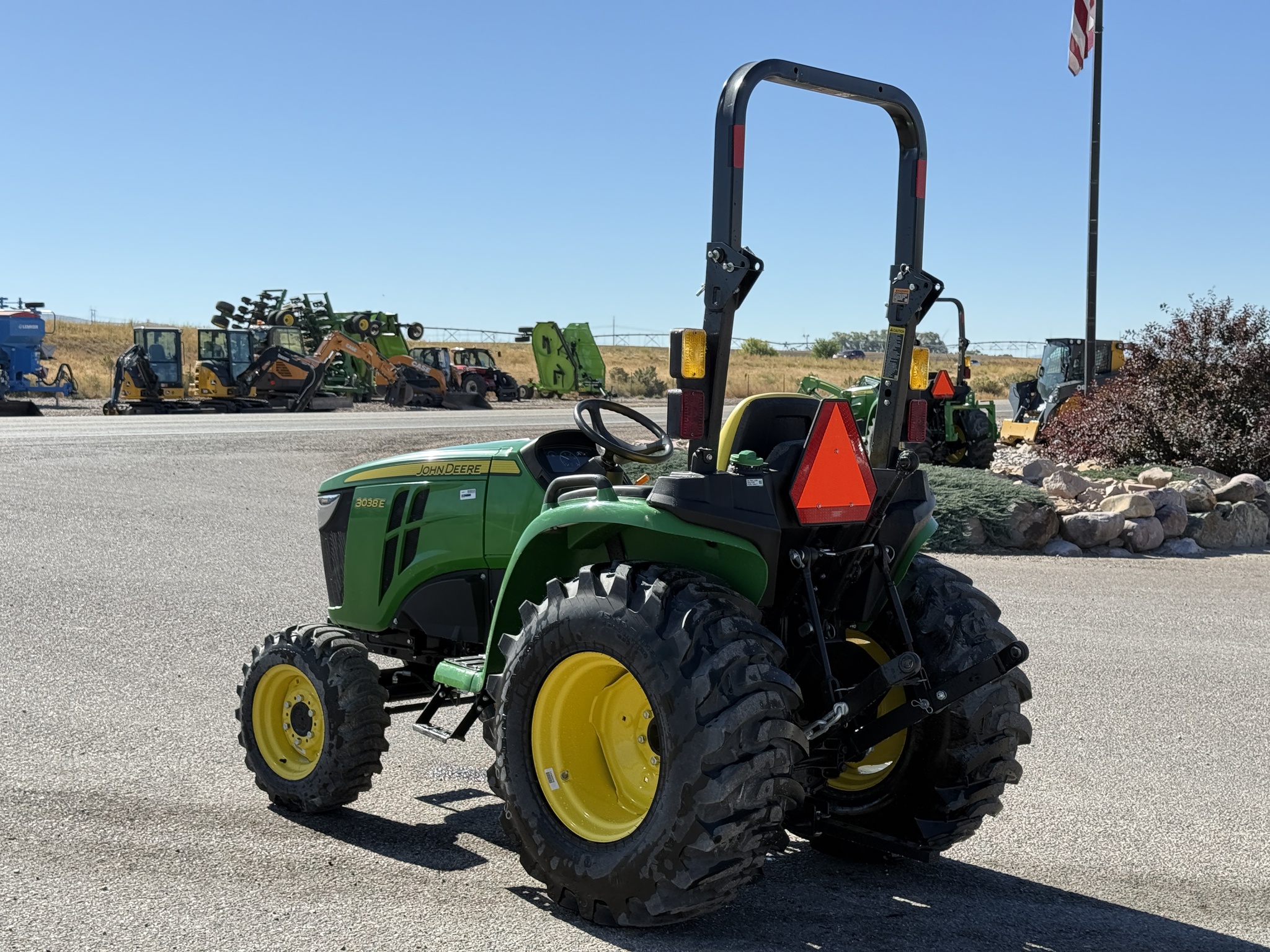 2023 John Deere 3038E Image 3