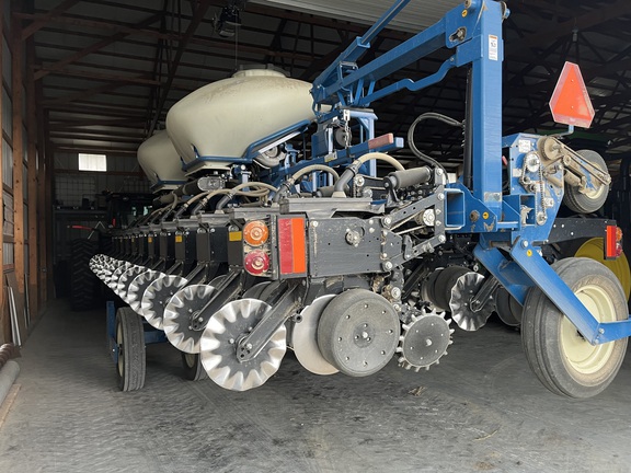 Used 2019 Kinze 3600 Planters: Drawn at Koenig Equipment in Rushville, IN - Photo3