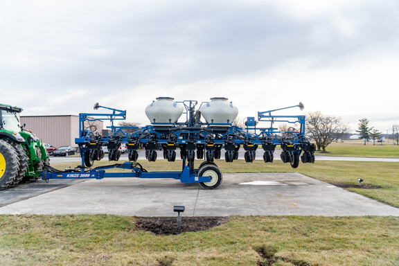 Used 2019 Kinze 3600 Planters: Drawn at Koenig Equipment in Anna, OH - Photo1