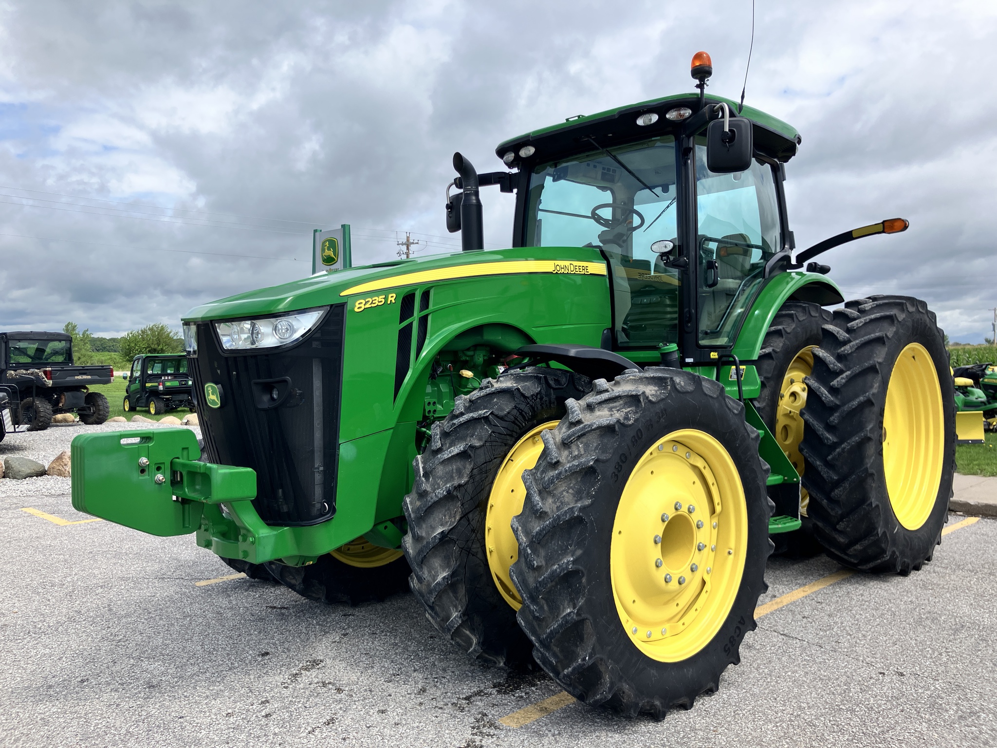 2013 John Deere 8235R Image 1