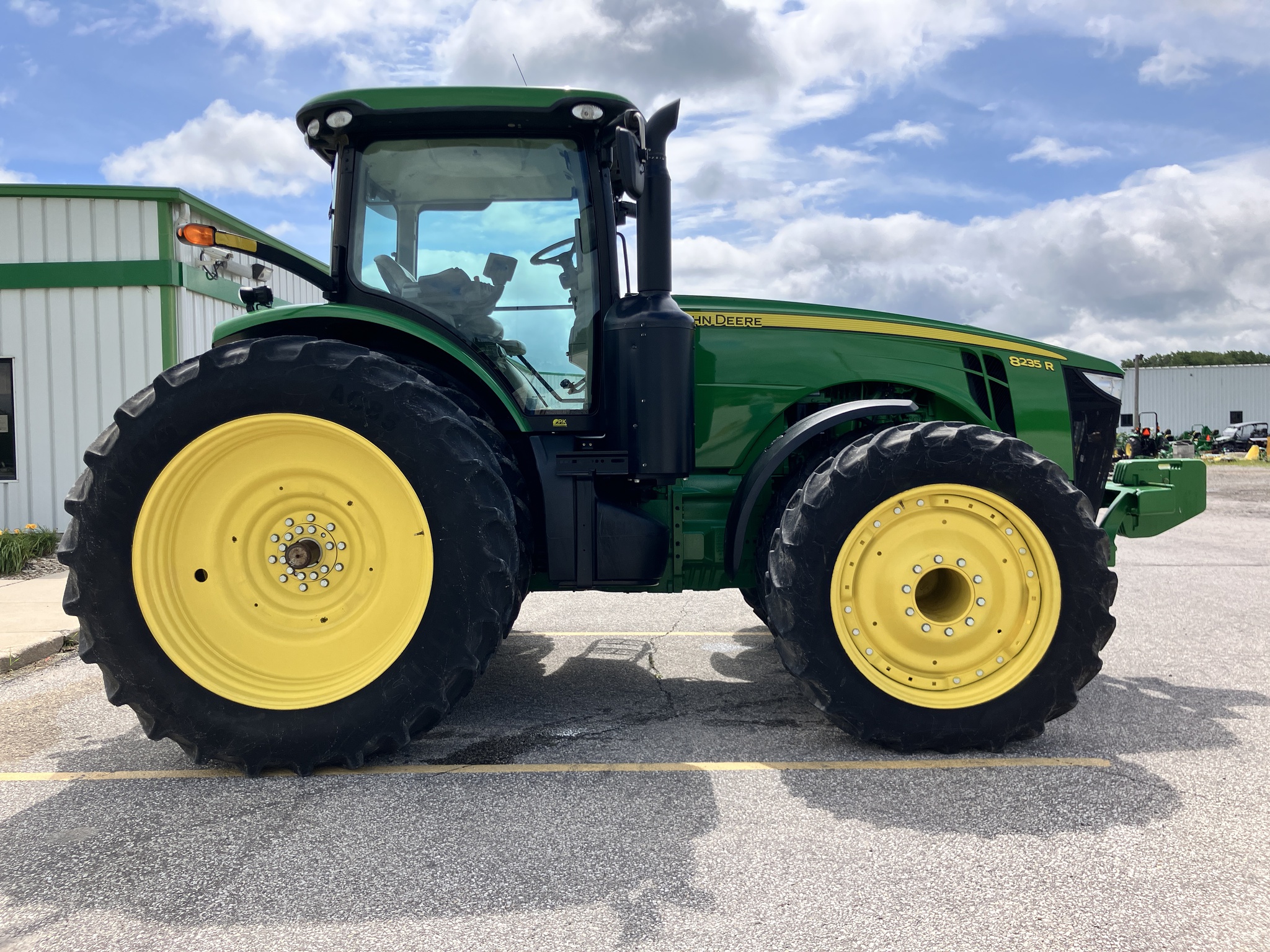 2013 John Deere 8235R Image 4