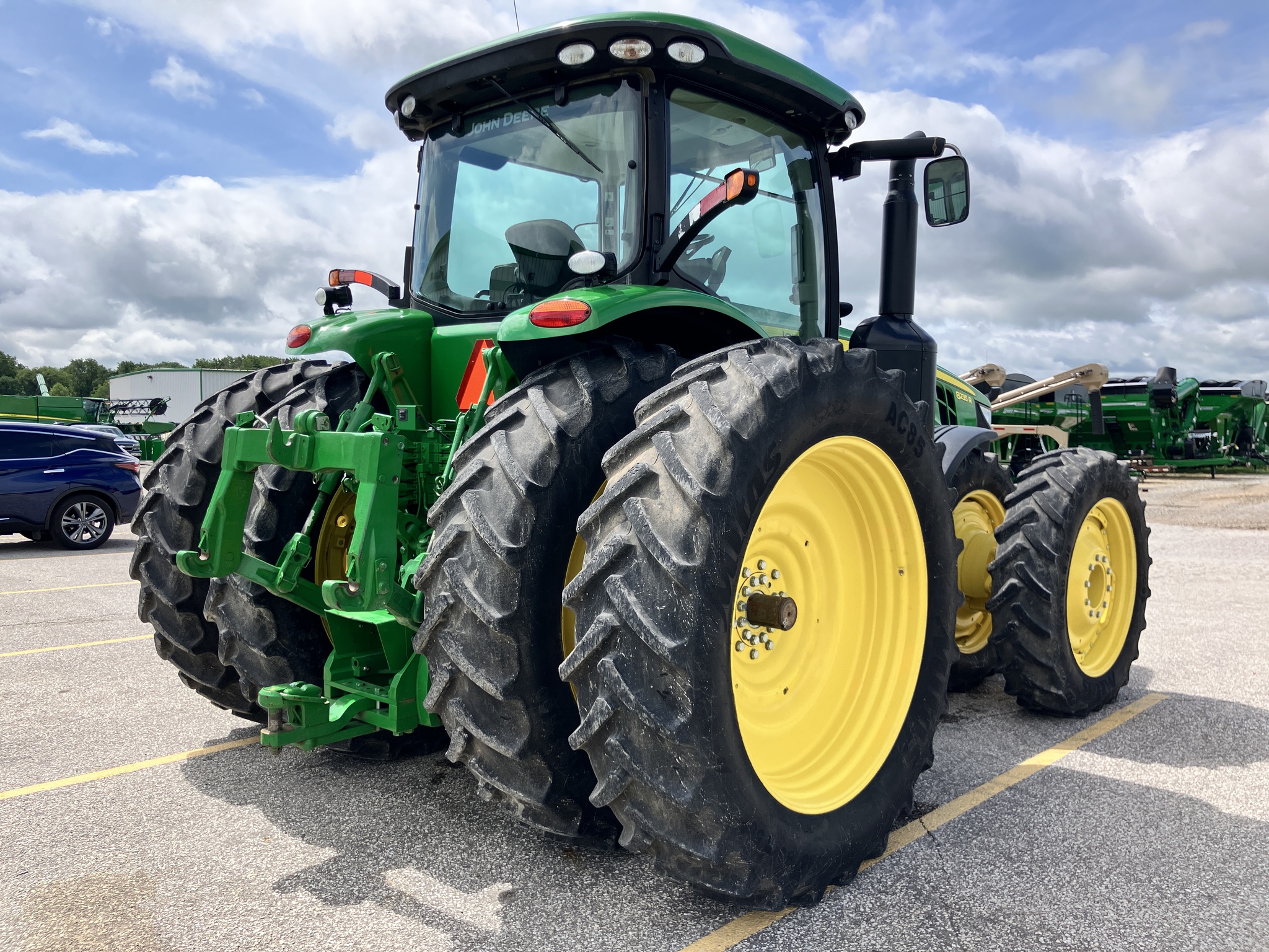 2013 John Deere 8235R Image 5