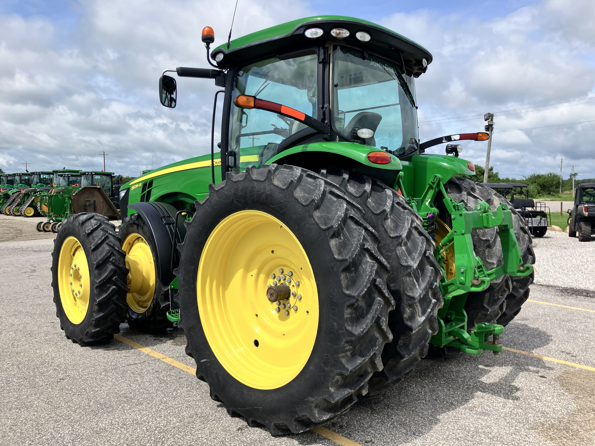 2013 John Deere 8235R Image 7