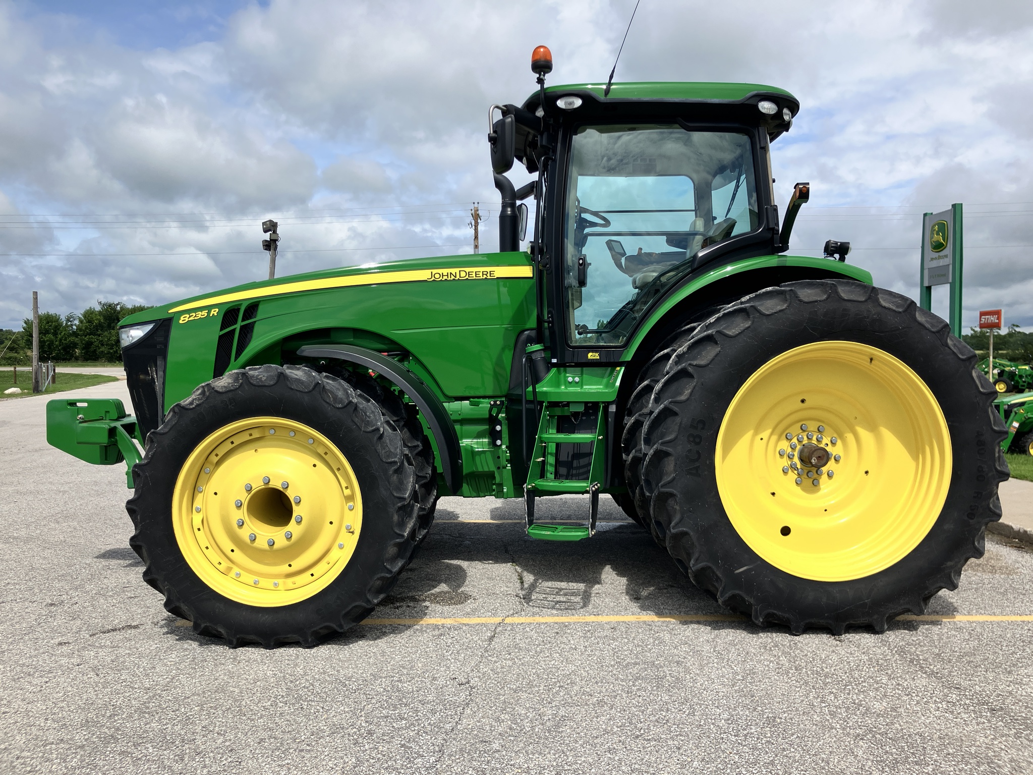 2013 John Deere 8235R Image 8