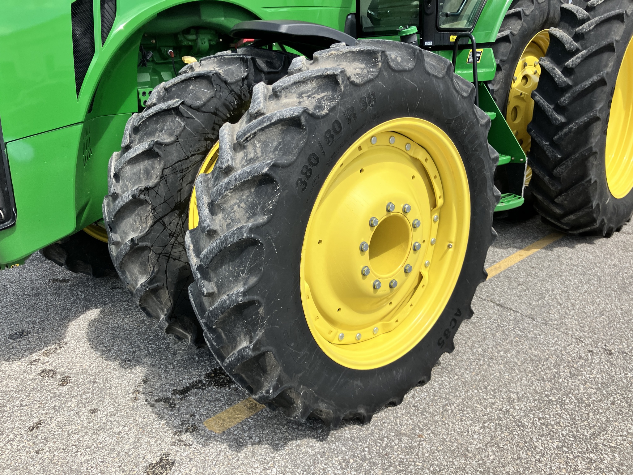 2013 John Deere 8235R Image 9