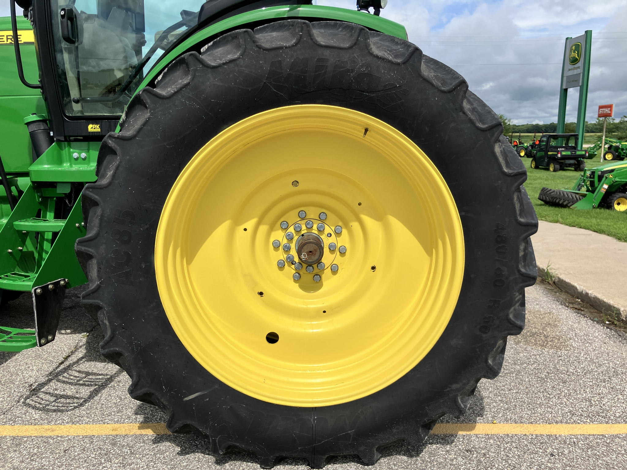 2013 John Deere 8235R Image 18