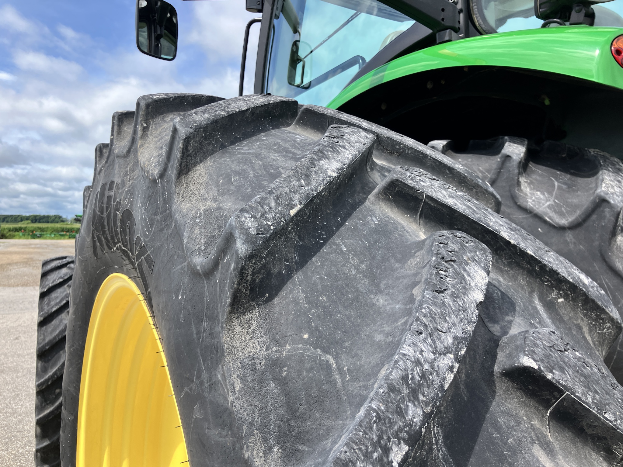 2013 John Deere 8235R Image 20