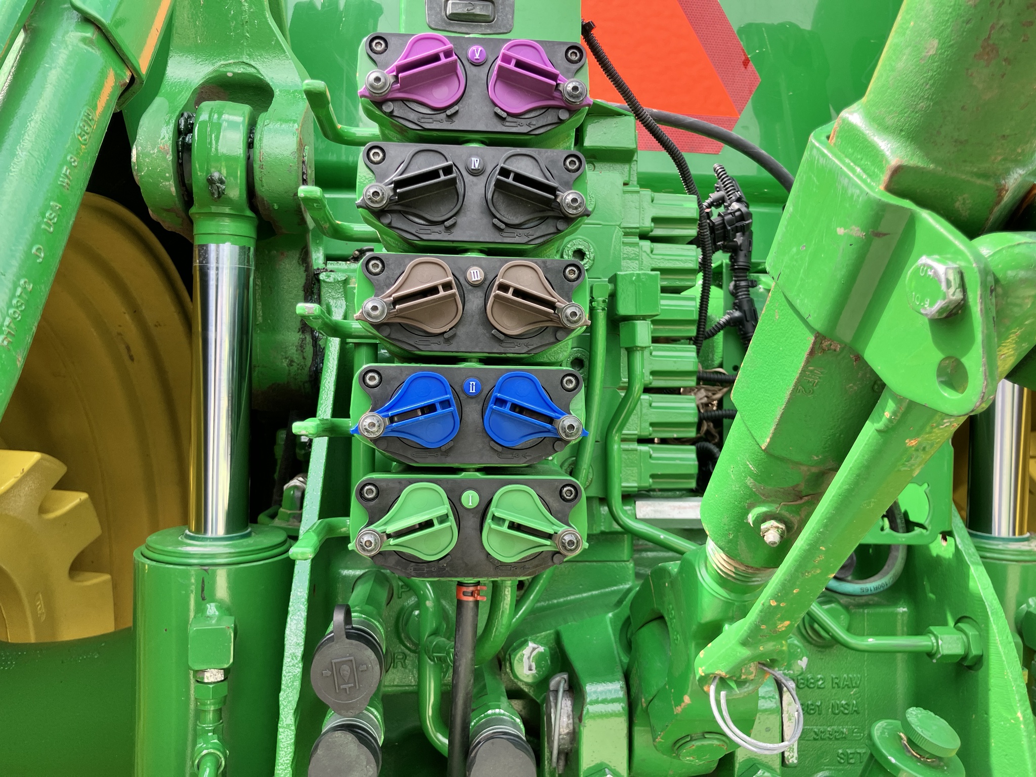 2013 John Deere 8235R Image 21