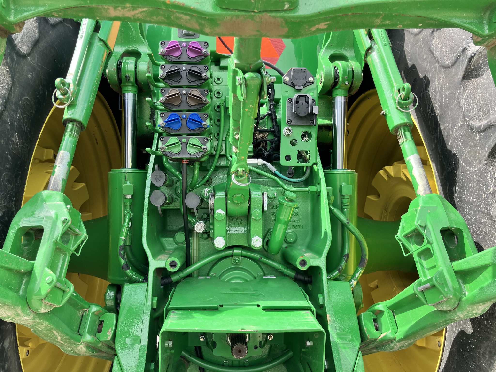 2013 John Deere 8235R Image 22