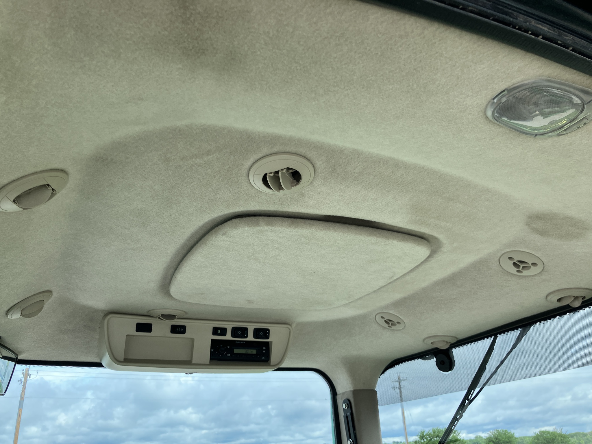 2013 John Deere 8235R Image 11