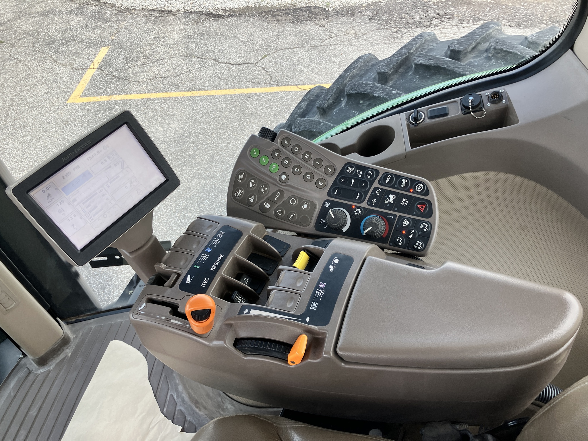 2013 John Deere 8235R Image 12