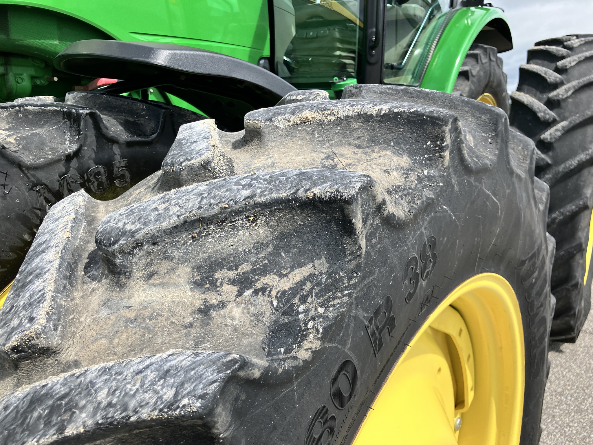 2013 John Deere 8235R Image 16