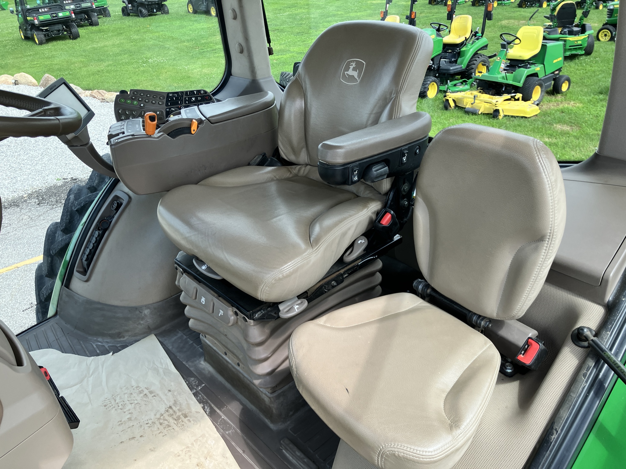 2013 John Deere 8235R Image 10