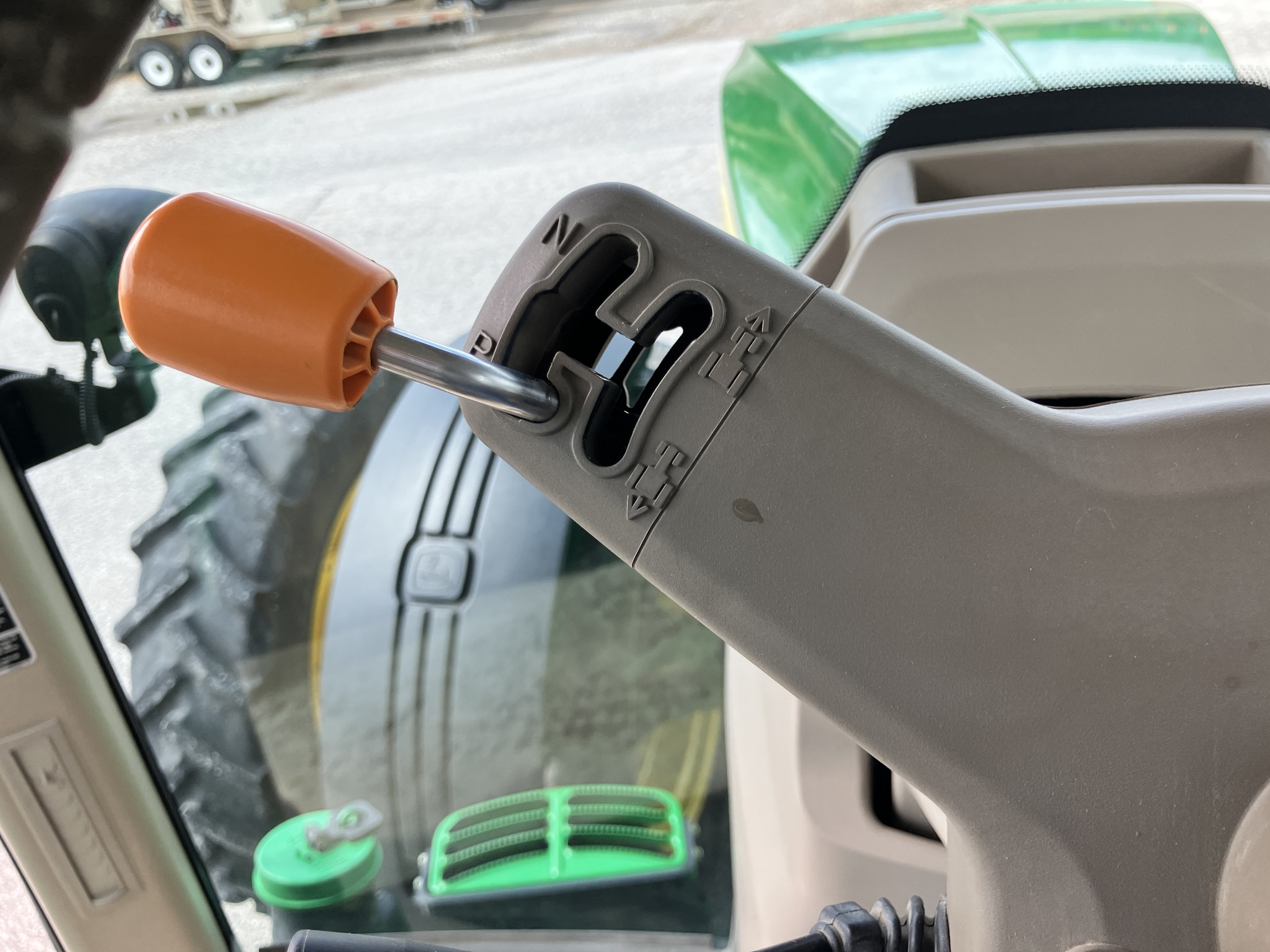 2013 John Deere 8235R Image 13